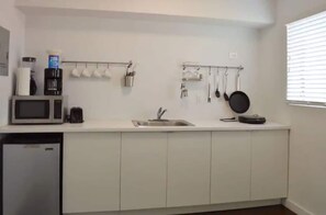 Executive Room | Private kitchen | Fridge, microwave, stovetop, coffee/tea maker - Zenmotel Apartments  (Miami)