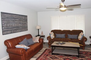 TV, books, stereo - Farmhouse Fresh Retreat, newly renovated (Bentonville)