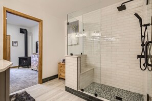 Combined shower/tub, hair dryer, towels
