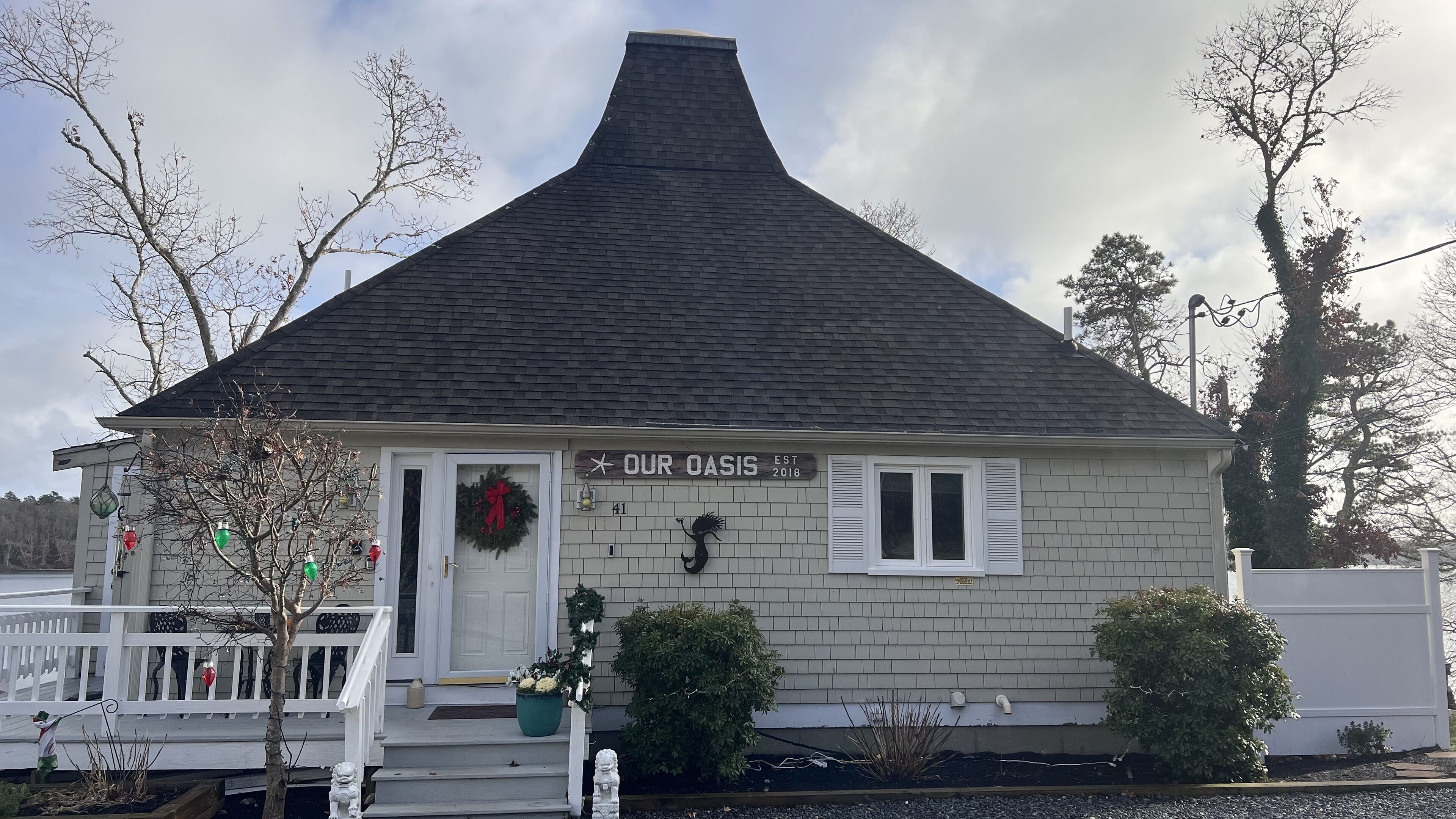 Waterfront home on John’s Pond, dock, mooring, private beach & water toys 