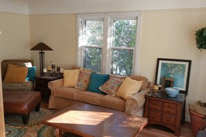 TV, fireplace, Hulu, streaming services - 30+ Day⭐2 Kings Smarthouse | Jetted Tub | BBQ, Firepit, Patio Set, Fenced Yard | (Klamath Falls)