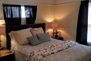 2 bedrooms, iron/ironing board, travel crib, WiFi - 30+ Day⭐2 Kings Smarthouse | Jetted Tub | BBQ, Firepit, Patio Set, Fenced Yard | (Klamath Falls)