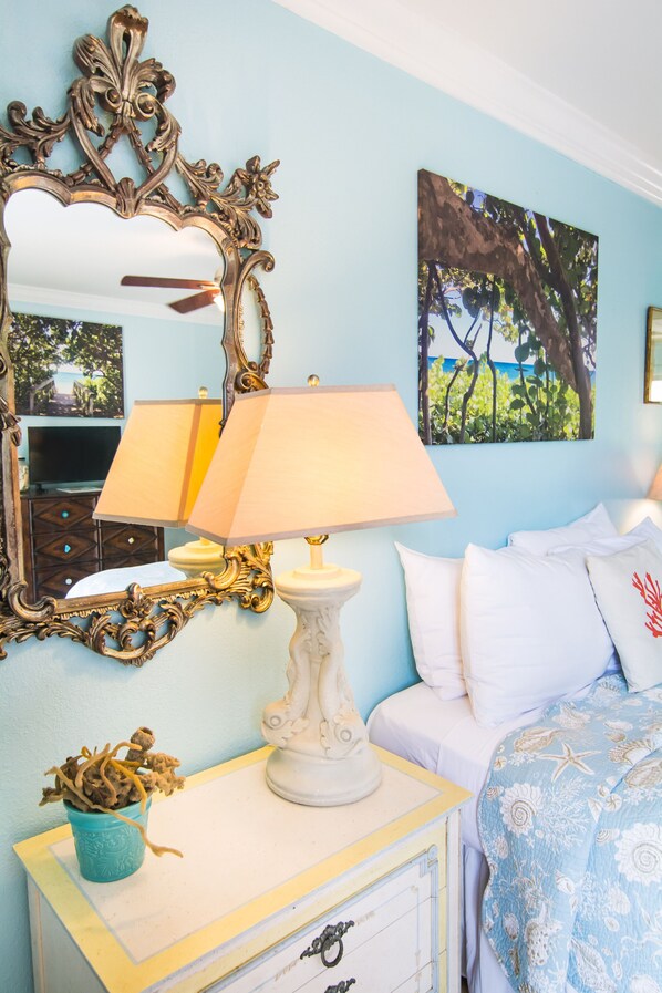 1 bedroom, iron/ironing board, free WiFi, bed sheets - Hidden Gem. Steps to Beach. Long/Short Term. Pet friendly. (Juno Beach)