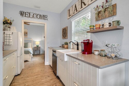 Beautiful Lakeview 1 bedroom/1 bath unit