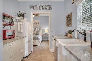 ثلاجة، ميكروويف، فرن، موقد طهي مسطح