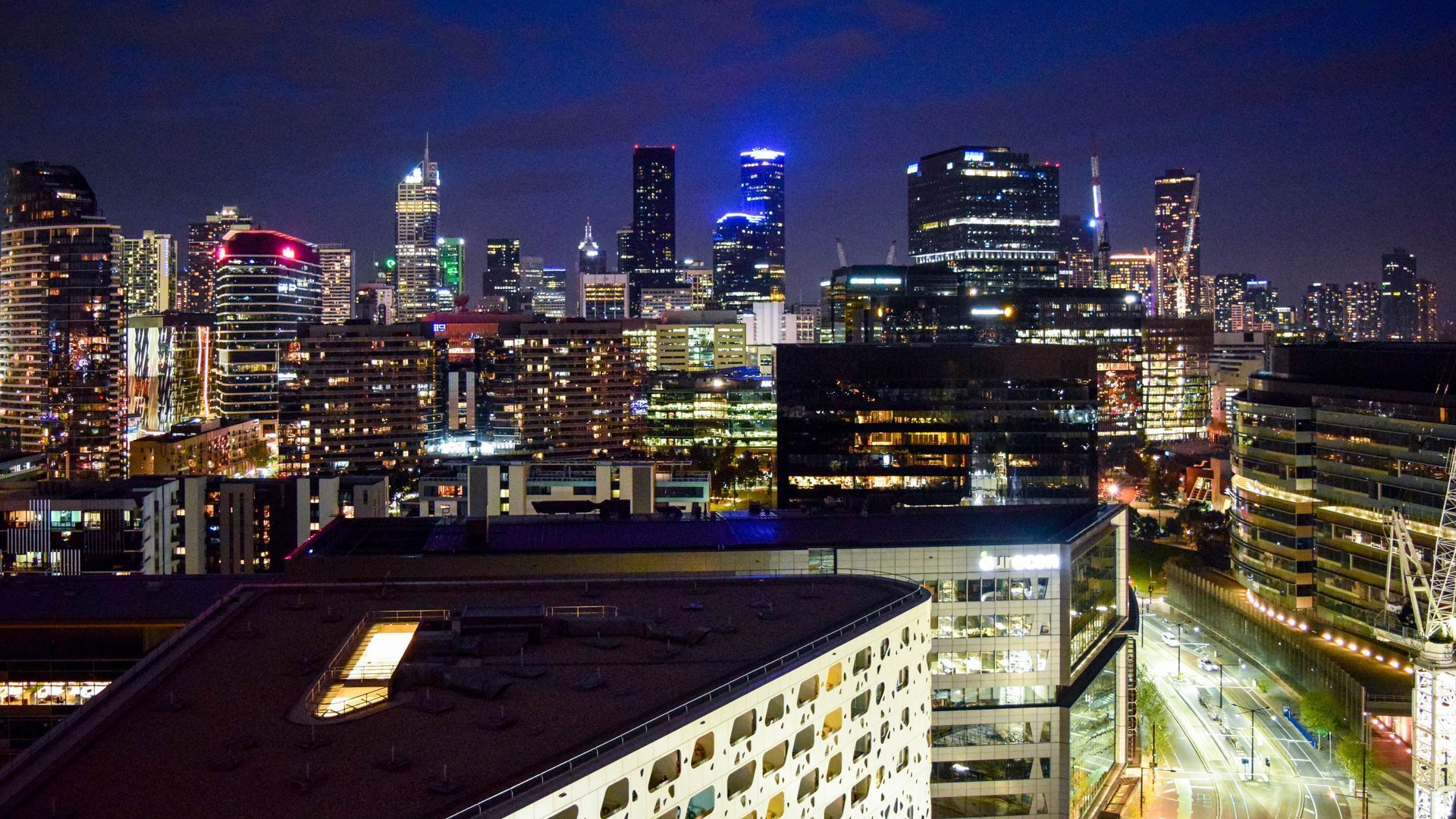 Luxury Apartment-water & city views+free parking