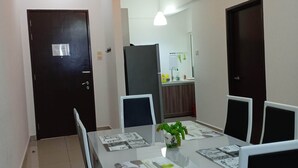 A dining area with a white table, black chairs, and a ceiling fan. - H&A HOMESTAY Comfortable and Convenient for touring around Ipoh. (Taman Jubilee)