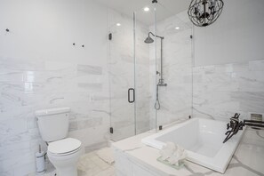 Haartrockner, Handtücher, Seife, Shampoo