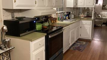 Frigorifero, microonde, forno, piano cottura