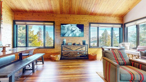 Remodeled Home, Amazing Views, Private Hot Tub & Garage, Near the Lakes Basin