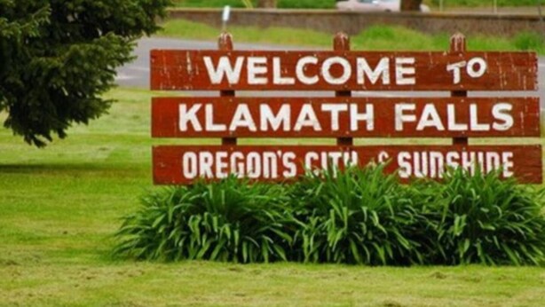 Letrero de bienvenida a Klamath Falls, Oregón, ciudad y sol.