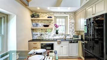 Réfrigérateur, micro-ondes, plaque de cuisson, lave-vaisselle