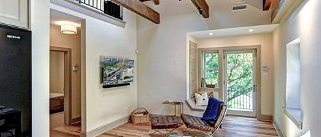 Télévision, lecteur de DVD, vidéothèque, chaîne hi-fi