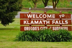 Property grounds - 30+Day Stay⭐Lovely Smarthouse King 4KTV W/D WIFI (Klamath Falls)