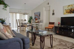 TV, books - Vacation Stay for Less (Orlando)