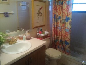 Combined shower/tub, towels, soap, shampoo