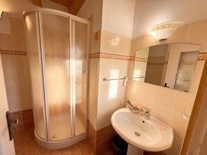 Bathtub, towels