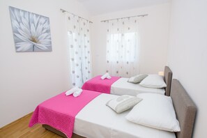 4 bedrooms, iron/ironing board, free WiFi, bed sheets