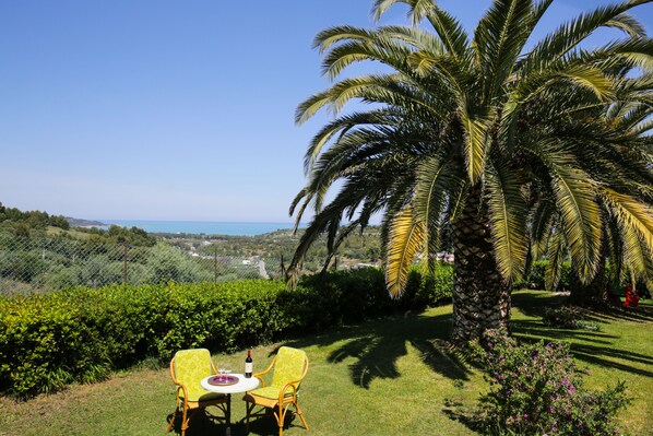 Outdoor dining - Villa Hibiscus - Panoramic studio for 2 people in villa with swimming pool (Vieste (FG))