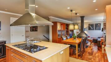 Een koelkast, een microgolfoven, een oven, een kookplaat