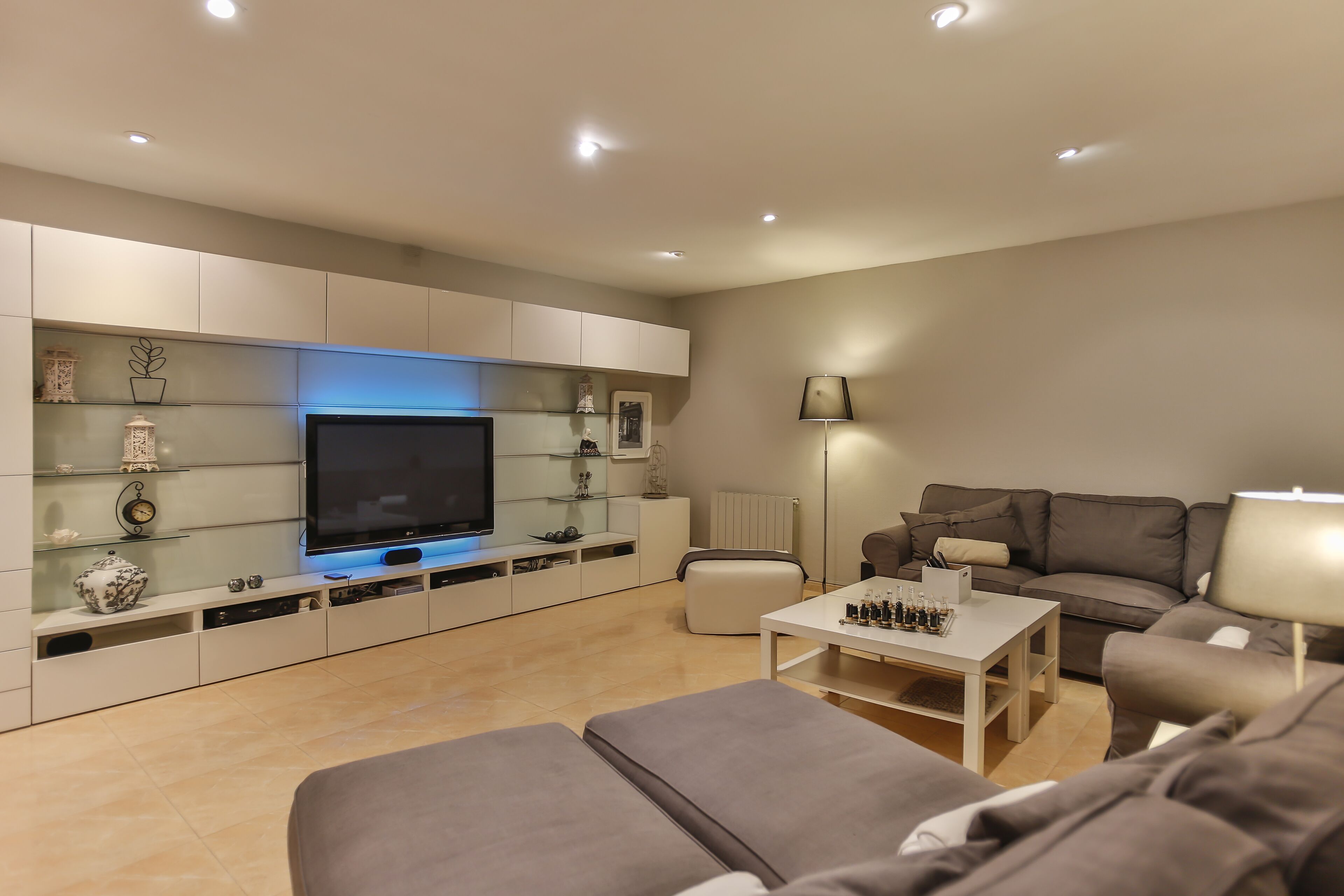 Een televisie, een open haard, een dvd-speler en een filmbibliotheek