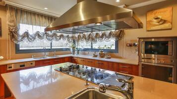 Een koelkast, een magnetron, een oven, een kookplaat