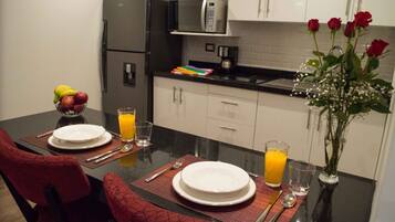 Chambre Premium, 1 trÚs grand lit, non-fumeurs | Cuisine privée | Grand réfrigérateur, micro-ondes, plaque de cuisson