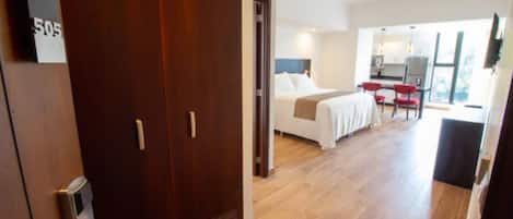 20 عدّة غرف نوم وأغطية فراش متميزة وخزنة داخل الغرفة