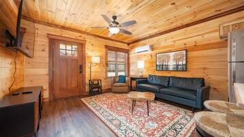 Luxury Cottage, 2 Queen Beds, Non Smoking | Hypo-allergenic bedding, blackout curtains, free WiFi, bed sheets