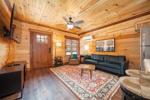 Hypo-allergenic bedding, blackout curtains, free WiFi, bed sheets - Best  Court (Hot Springs)