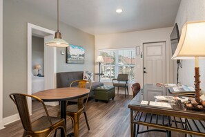 Executive Apartment, 1 Bedroom, Non Smoking, Courtyard View | Dining room