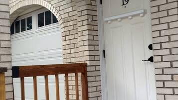 Classic Room, 1 King Bed, Non Smoking | Terrace/patio