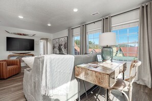 Luxury Apartment | Living area - Best  Court (Hot Springs)
