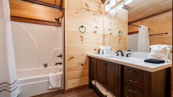 Een bad/douchecombinatie, gratis toiletartikelen, een haardroger