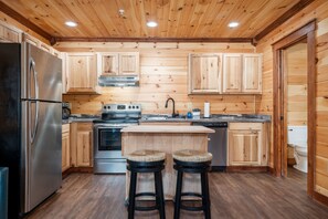 Luxury Cottage, 2 Queen Beds, Non Smoking | Private kitchen | Coffee/tea maker, dining tables - Best Court (Hot Springs)