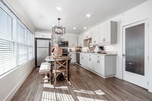 Luxury Apartment | Private kitchen | Coffee/tea maker, dining tables - Best Court (Hot Springs)