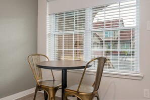 Economy Single Room, 1 Queen Bed, Non Smoking | Dining room - Best  Court (Hot Springs)