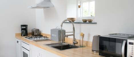 冷蔵庫、電子レンジ、オーブン、コンロ