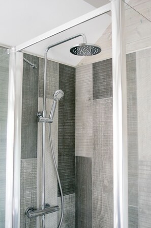 Bathtub, hair dryer, towels, soap - Peaceful rural retreat - w/Parking - close to Mousehole Beaches & Restaurants (Penzance)