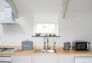 Een koelkast, een microgolfoven, een oven, een kookplaat