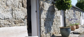 Peaceful rural retreat - w/Parking - close to Mousehole Beaches & Restaurants