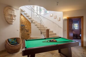 Game room - Luxury  Beach House Rental with Hot Tub, 30 meters to Beach (Port wrinkle)