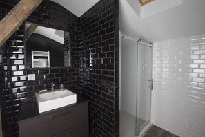 Badewanne, Haartrockner, Handtücher, Seife