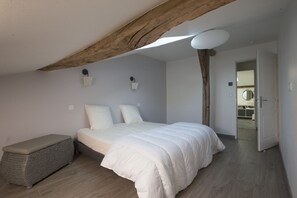 6 chambres, fer et planche à repasser, lit de bébé portatif