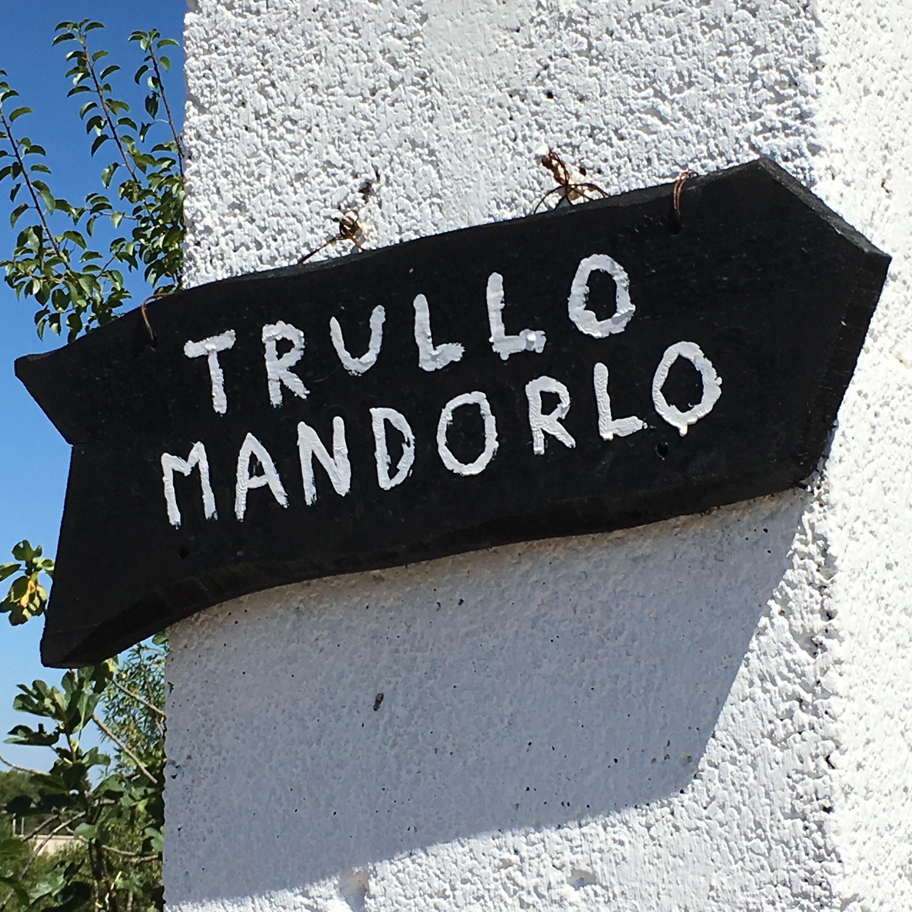 Un cartel direccional negro con letras blancas que indican 