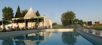 Trullo Mandorlo Private swimming pool - near Ceglie Ostuni and Martina-Valle D'Itria