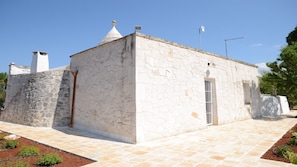 Exterior - Trullo Mandorlo Private swimming pool - near Ceglie Ostuni and Martina-Valle D'Itria (Ceglie Messapica)