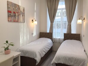 4 bedrooms, iron/ironing board, travel cot, free WiFi - Edinburgh city centre apartment  (Edinburgh)