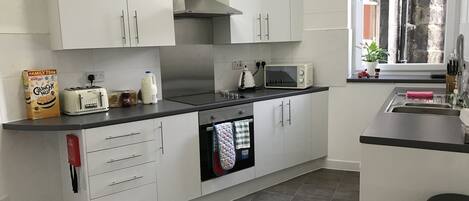 ثلاجة، ميكروويف، فرن، موقد طهي مسطح