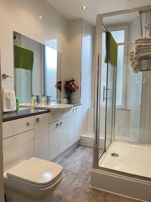 Shower, free toiletries, hair dryer, slippers - Edinburgh city centre apartment  (Edinburgh)